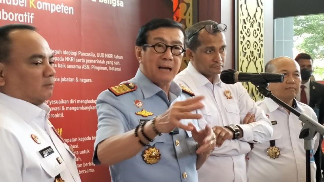 Menteri Hukum dan Hak Asasi Manusia (Menkumham) Yasonna Hamonangan Laoly memberikan paparan terkait Perppu Cipta Kerja di Jakarta, Rabu, (4/1/2023). (ANTARA/Muhammad Zulfikar).