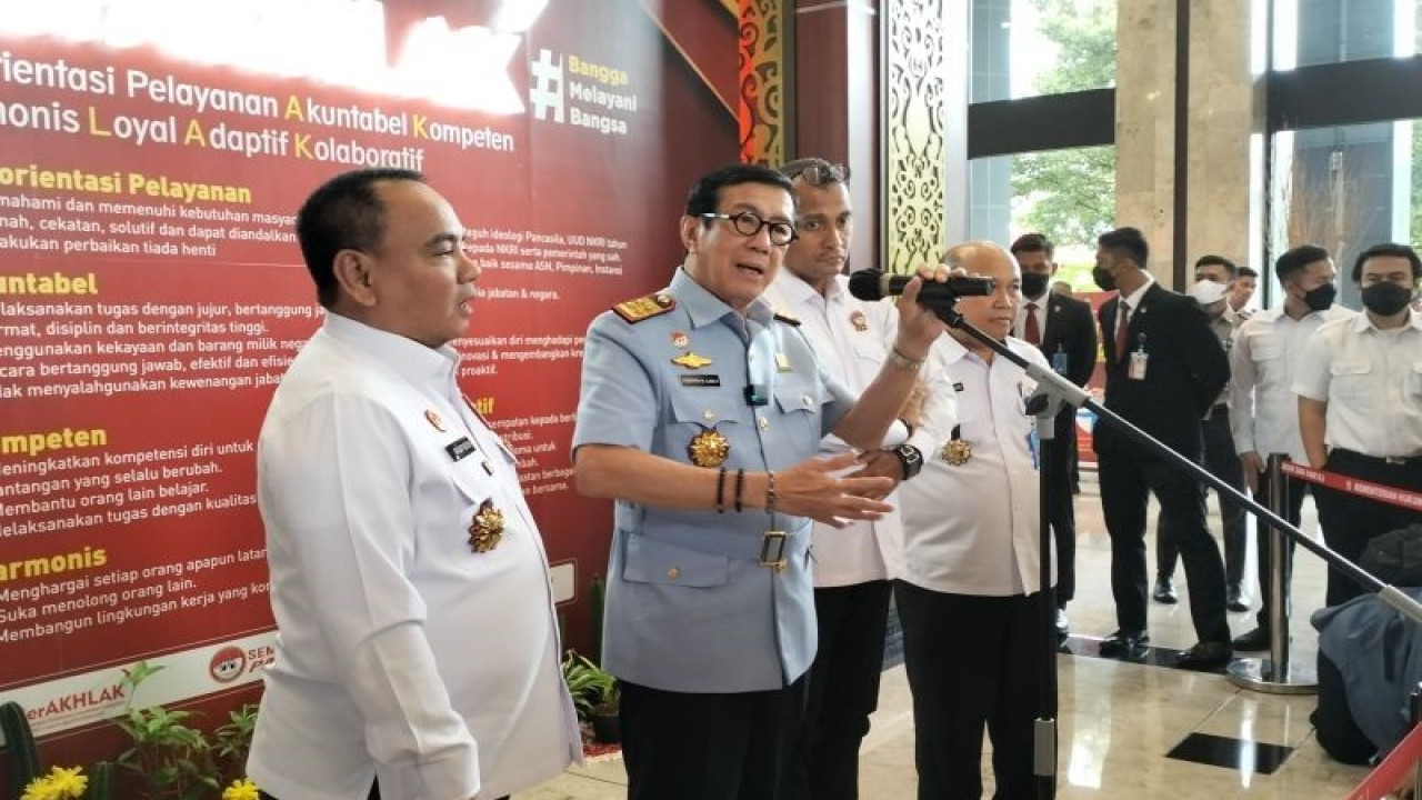 Arsip - Menteri Hukum dan Hak Asasi Manusia (Menkumham) RI Yasonna Hamonangan Laoly (tengah) menjawab pertanyaan wartawan usai serah terima jabatan Direktur Jenderal Imigrasi Silmy Karim di Jakarta, Rabu, (4/1/2023). (ANTARA/Muhammad Zulfikar).