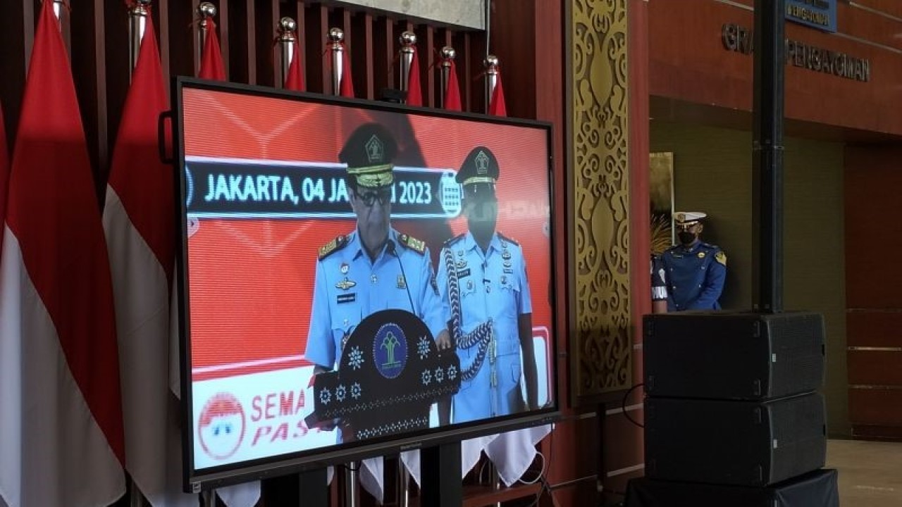 Menteri Hukum dan Hak Asasi Manusia (Menkumham) RI Yasonna Hamonangan Laoly memberikan arahan kepada Dirjen Imigrasi Silmy Karim usai dilantik di Jakarta, Rabu, (4/1/2023). (ANTARA/Muhammad Zulfikar).