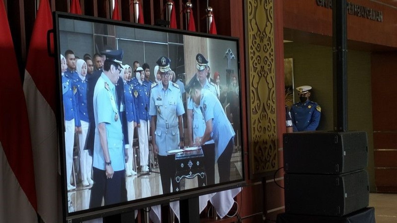 Menteri Hukum dan Hak Asasi Manusia (Menkumham) RI Yasonna Hamonangan Laoly menyaksikan Dirjen Imigrasi Silmy Karim menandatangani SK pelantikan di Jakarta, Rabu, (4/1/2023). ANTARA/Muhammad Zulfikar