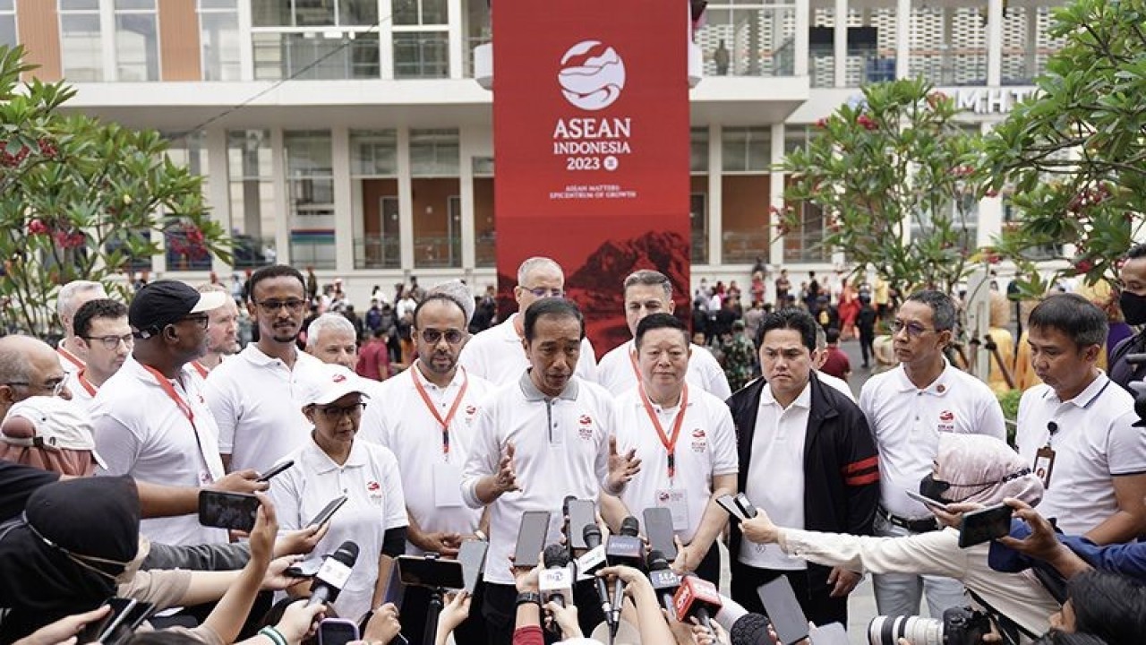 Presiden Joko Widodo (tengah) menyampaikan keterangan kepada wartawan usai acara "kick off" keketuaan Indonesia dalam ASEAN 2023 di Jalan MH. Thamrin, Jakarta, Minggu (29/1/2023). (ANTARA FOTO/DHEMAS REVIYANTO)