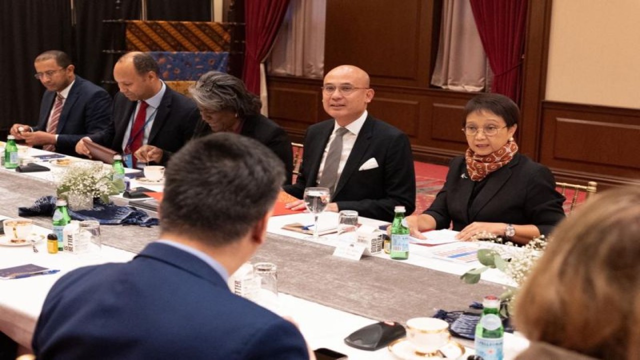 Menteri Luar Negeri RI Retno Marsudi (kanan) melakukan pertemuan dengan berbagai pihak di Markas PBB di New York, Amerika Serikat, pada Rabu (19/1/2023) guna membahas bantuan kemanusiaan dan dukungan bagi pendidikan perempuan di Afghanistan. (ANTARA/HO-Kemlu RI)