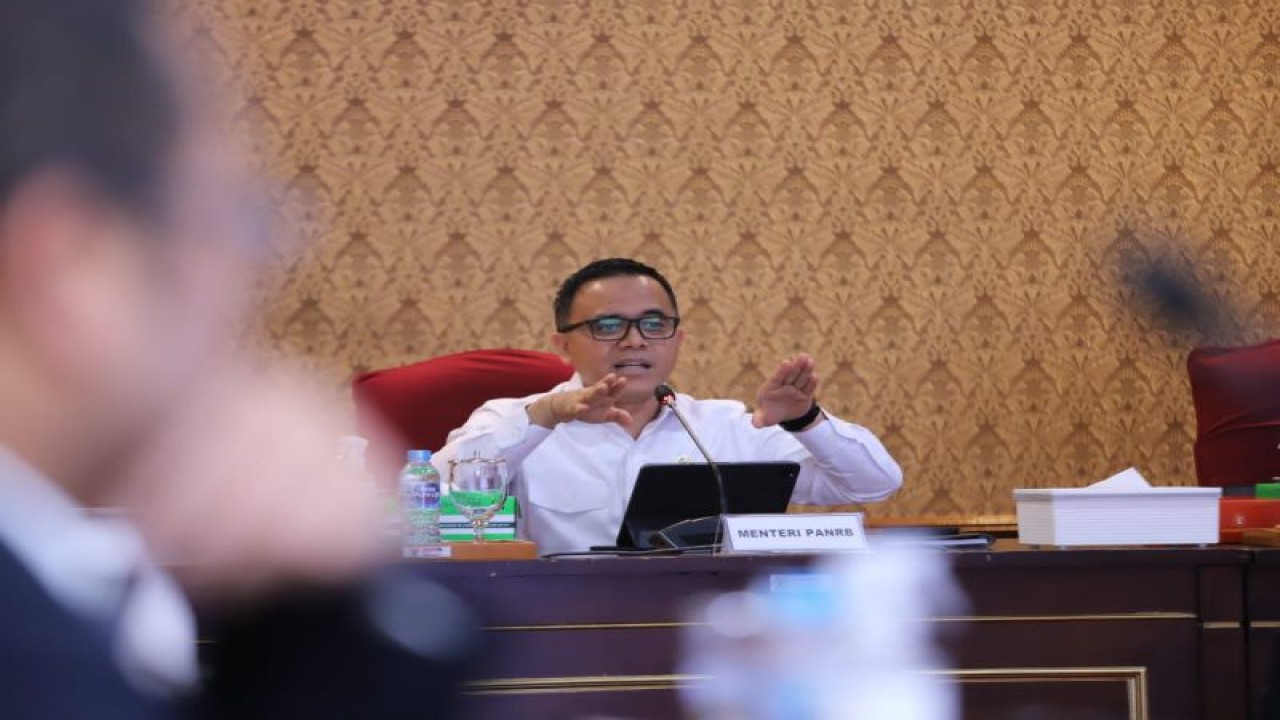 Menteri Pendayagunaan Aparatur Negara dan Reformasi Birokrasi (Menpan RB) Abdullah Azwar Anas saat memimpin rapat koordinasi dengan asosiasi pemerintahan daerah di Jakarta, Rabu (18/1/2023). (ANTARA/HO-Kemenpan RB)