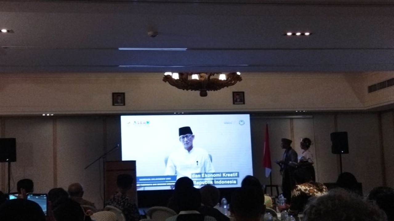 Menparekraf Sandiaga Uno memberikan sambutan secara daring pada acara Penutupan Program PowerUp The MSMes di Labuan Bajo, Manggarai Barat, NTT, Jumat (20/1/2023). (ANTARA/Fransiska Mariana Nuka)