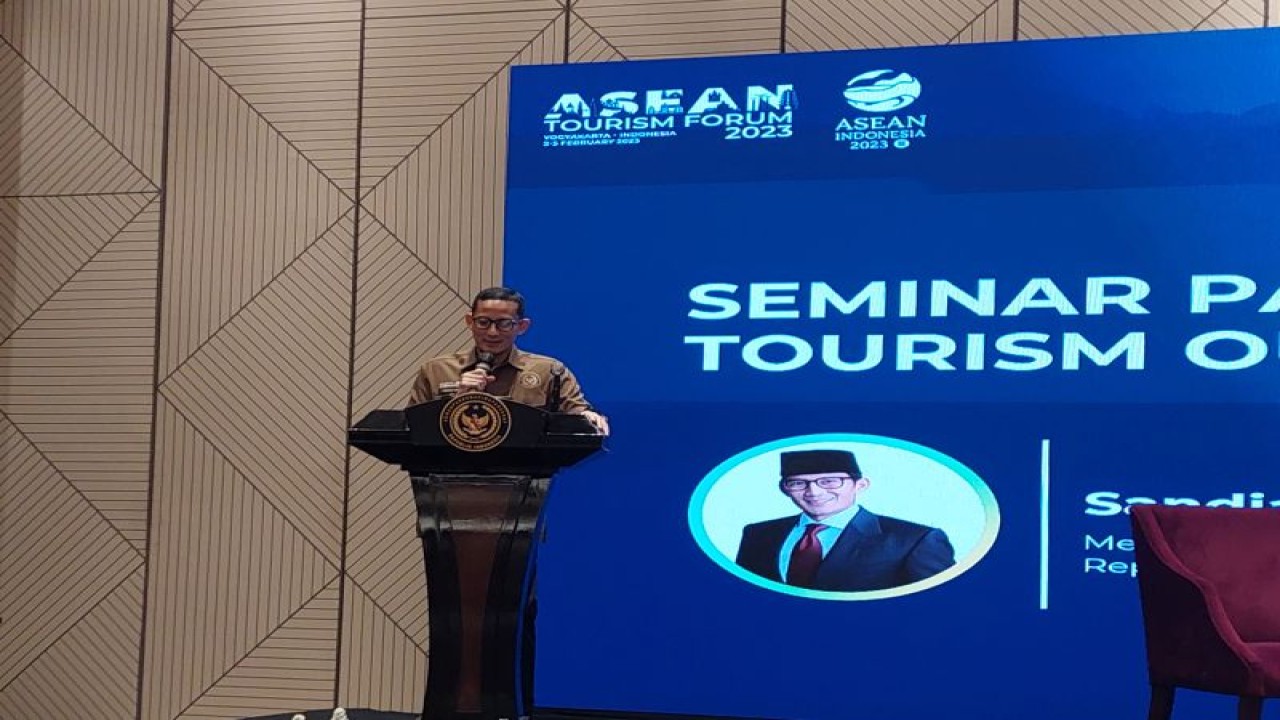 Menteri Pariwisata dan Ekonomi Kreatif Sandiaga Uno dalam Indonesia Tourism Outlook 2023 yang digelar di Jakarta, Rabu (18/1/2023). ANTARA/ (Sinta Ambarwati)