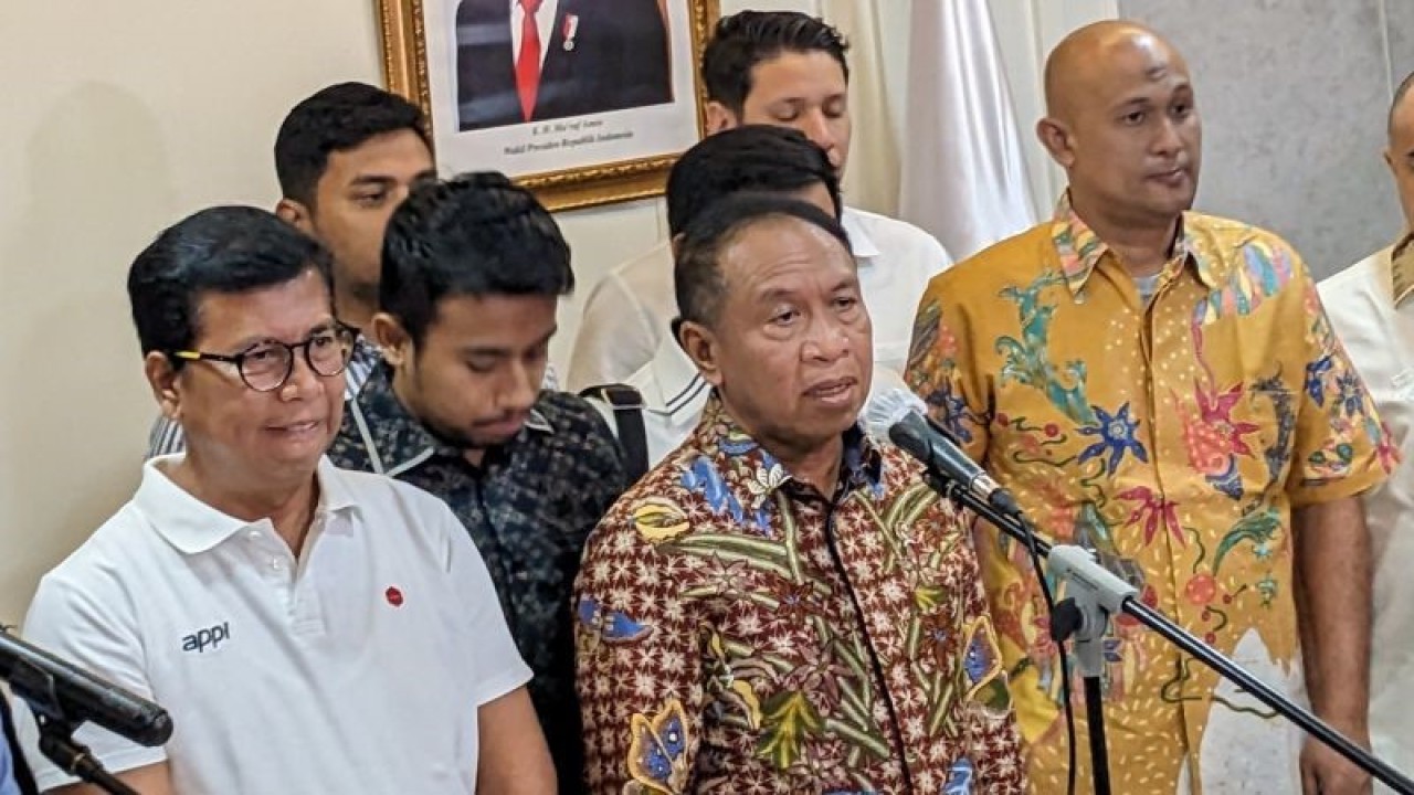 Menteri Pemuda dan Olahraga (Menpora) Zainudin Amali (kedua dari kanan) memberikan pernyataan soal penghentian Liga 2 dan putaran nasional Liga 3 musim 2022-2023 di Gedung Kemenpora, Jakarta, Senin (16/1/2023). (ANTARA/Michael Siahaan)