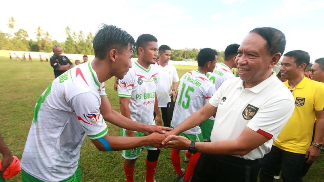 Menteri Pemuda dan Olahraga (Menpora) Zainudin Amali (ketiga kanan) menyalami pemain PS Boalemo usai pertandingan persahabatan di Stadion Gelora Pemuda di Tilamuta, Kabupaten Boalemo, Gorontalo, Senin (23/1/2023). ANTARA/Adiwinata Solihin