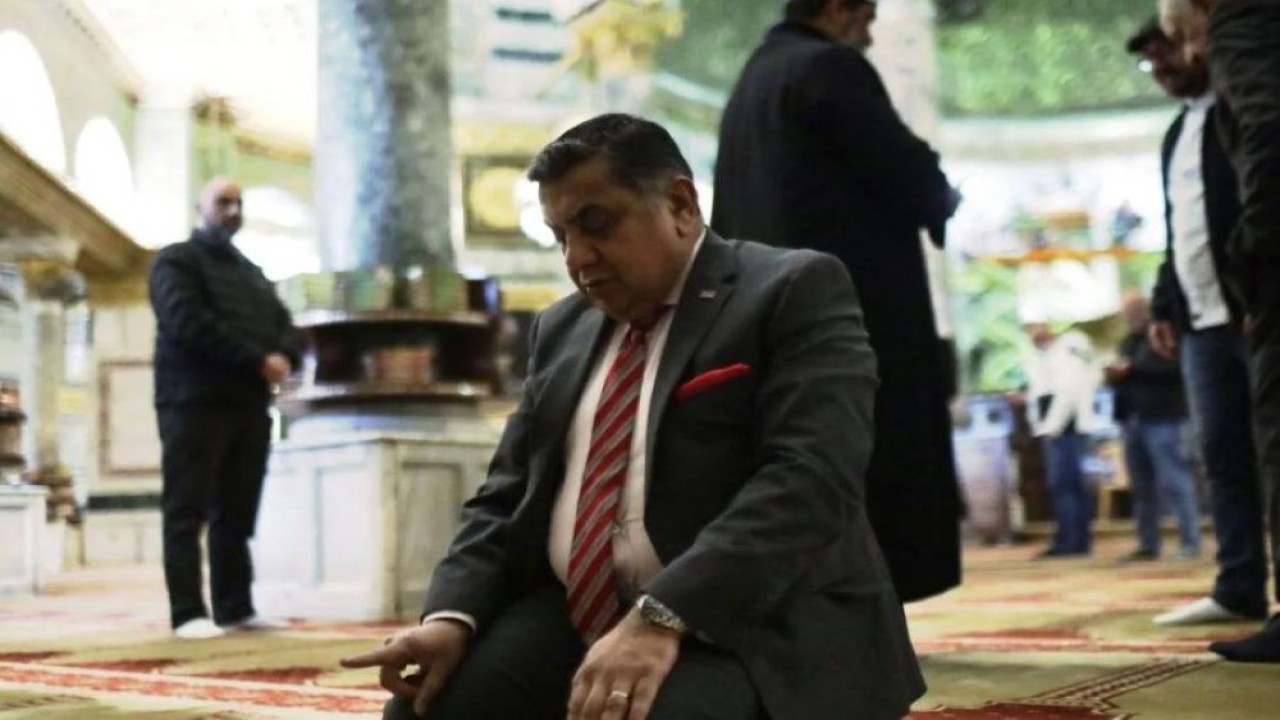 Menteri Inggris untuk Timur Tengah, Afrika Utara, Asia Selatan dan PBB Tariq Mahmood Ahmad berdoa di The Dome of the Rock selama kunjungannya di Yerusalem, pada 12 Januari 2023. (Mostafa Alkharouf/Anadolu Agency)