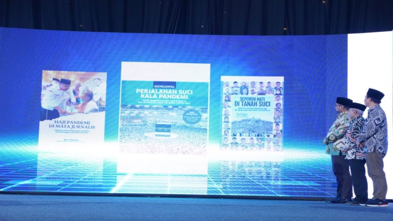 Menteri Agama Yaqut Cholil Qoumas menghadiri acara peluncuran tiga buku catatan perjalanan haji karya tim Media Center Haji (MCH) Tahun 2022. (ANTARA/HO-Kemenag)