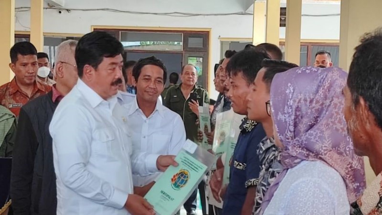 Menteri ATR/Kepala BPN Hadi Tjahjanto didampingi Wamen ATR Raja Juli Antoni menyerahkan sertifikat redistribusi tanah kepada warga di Desa Sukamakmur, Kecamatan Ajung, Kabupaten Jember, Jawa Timur, Jumat (6/1/2023). (ANTARA/Syaiful Hakim)