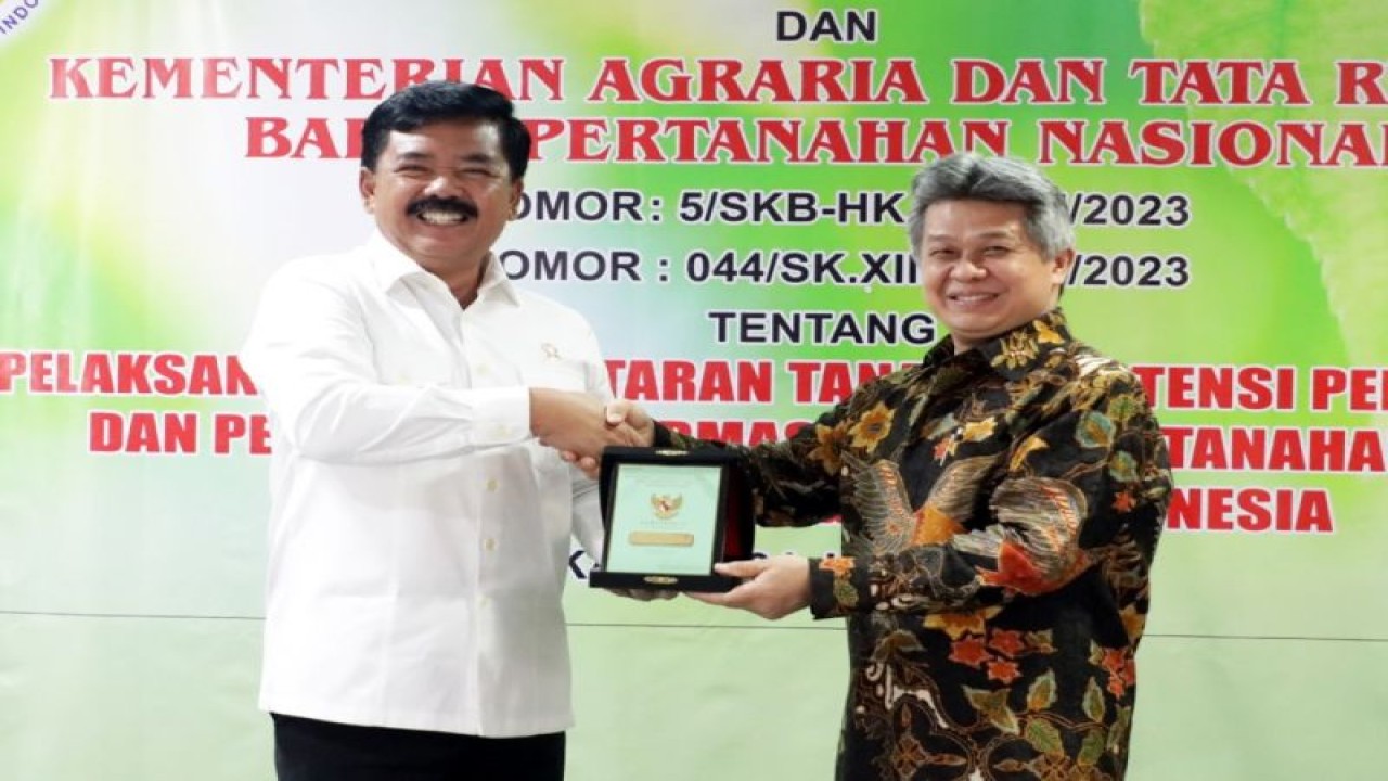 Menteri Agraria dan Tata Ruang/Badan Pertanahan Nasional (ATR/BPN) Hadi Tjanjanto bersama Ketua Konferensi Waligereja Indonesia Antonius Subianto Bunjamin dalam penandatanganan Nota Kesepahaman antara Kementerian ATR/BPN dan KWI di Jakarta, Selasa (24/1/2023) (ANTARA/Ho/Kementerian ATR/BPN)