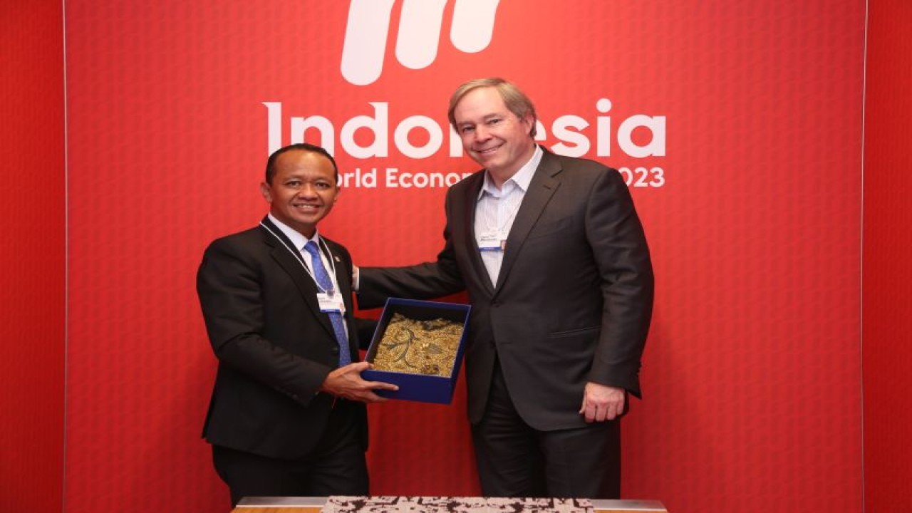 Menteri Investasi/Kepala BKPM Bahlil Lahadalia (kiri) bersama Executive Chair Cargill David Maclennan (kanan) usai pertemuan di sela World Economic Forum (WEF) Annual Meeting 2023 di Davos, Swiss, Selasa (17/1/2023). ANTARA/HO-Kementerian Investasi/BKPM