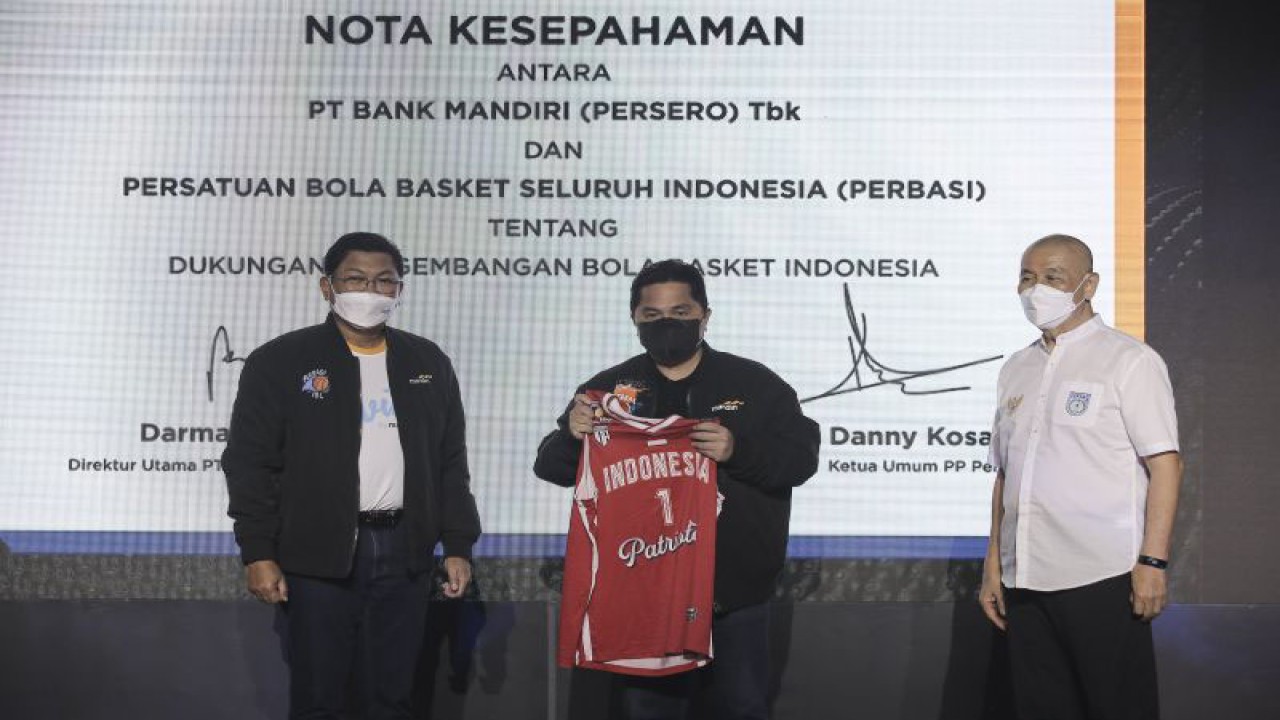 Menteri BUMN Erick Thohir (tengah), Direktur Utama Bank Mandiri Darmawan Junaidi (kiri) dan Ketua Umum PP PERBASI Danny Kosasih (kanan) berfoto bersama usai peluncuran kartu Mandiri e-money edisi IBL dan Timnas Basket serta penandatangan MoU dukungan Bank Mandiri Untuk Basket Indonesia di Jakarta, Rabu (5/5/2021). ANTARA FOTO/Dhemas Reviyanto/wsj.