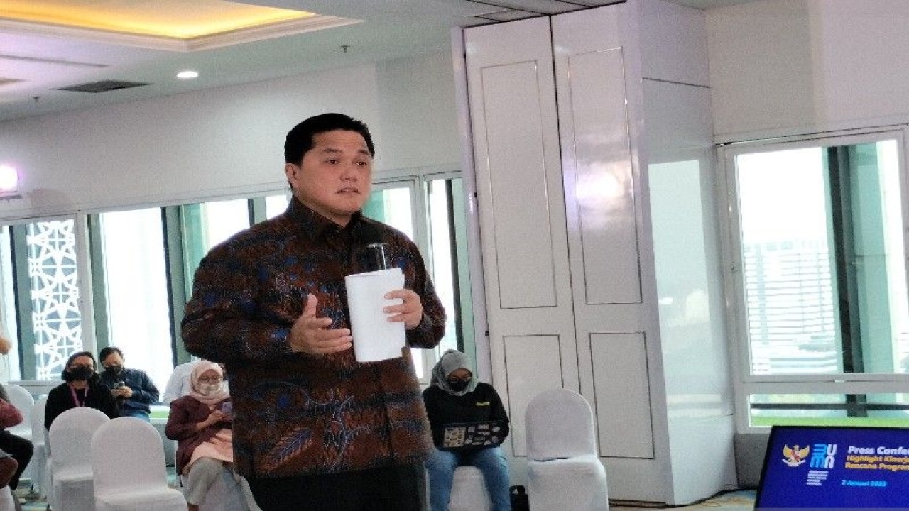 Menteri BUMN Erick Thohir dalam konferensi pers di Jakarta, Senin (2/1/2022). ANTARA/Aji Cakti