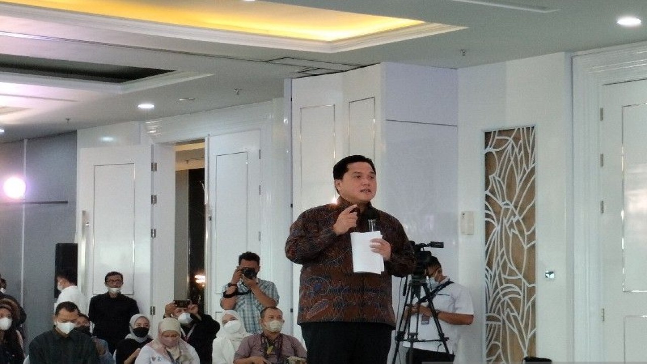 Menteri BUMN Erick Thohir dalam konferensi pers di Jakarta, Senin (2/1/2023). ANTARA/Aji Cakti