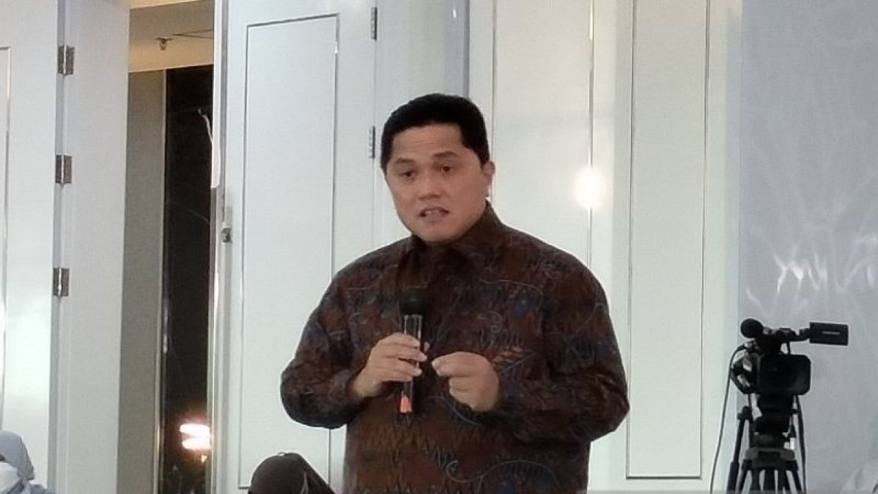 Menteri BUMN Erick Thohir dalam konferensi pers di Jakarta, Senin (2/1/2023). ANTARA/Aji Cakti
