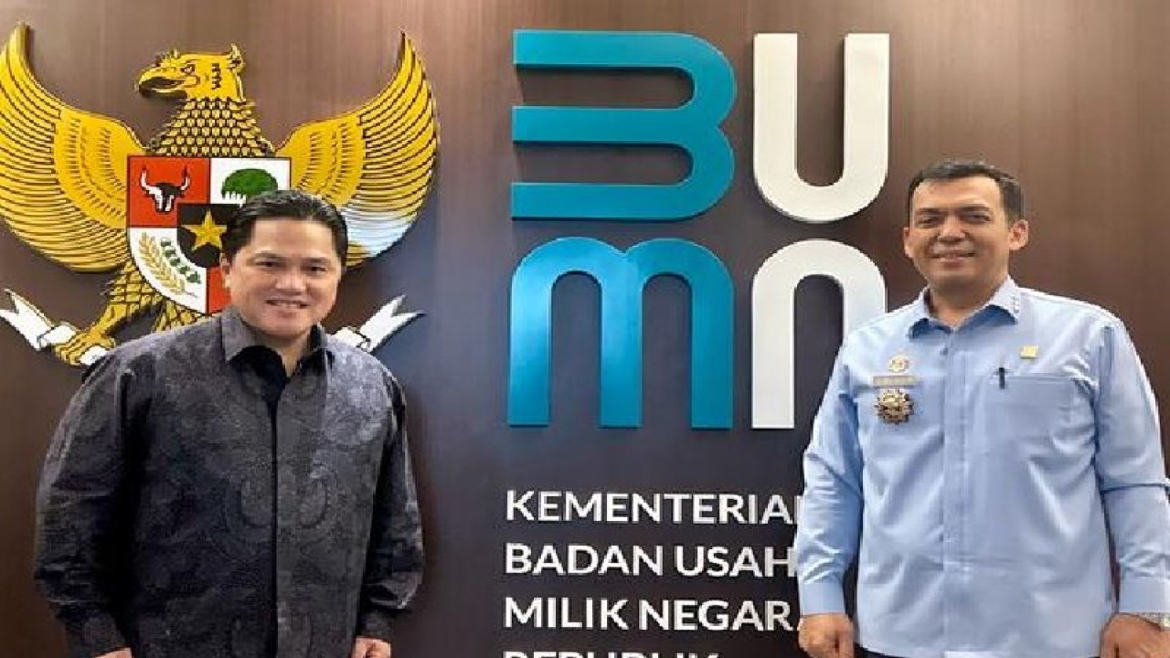 Menteri BUMN Erick Thohir (kiri) menerima kunjungan Direktur Jenderal Imigrasi Silmy Karim. ANTARA/HO - Kementerian BUMN