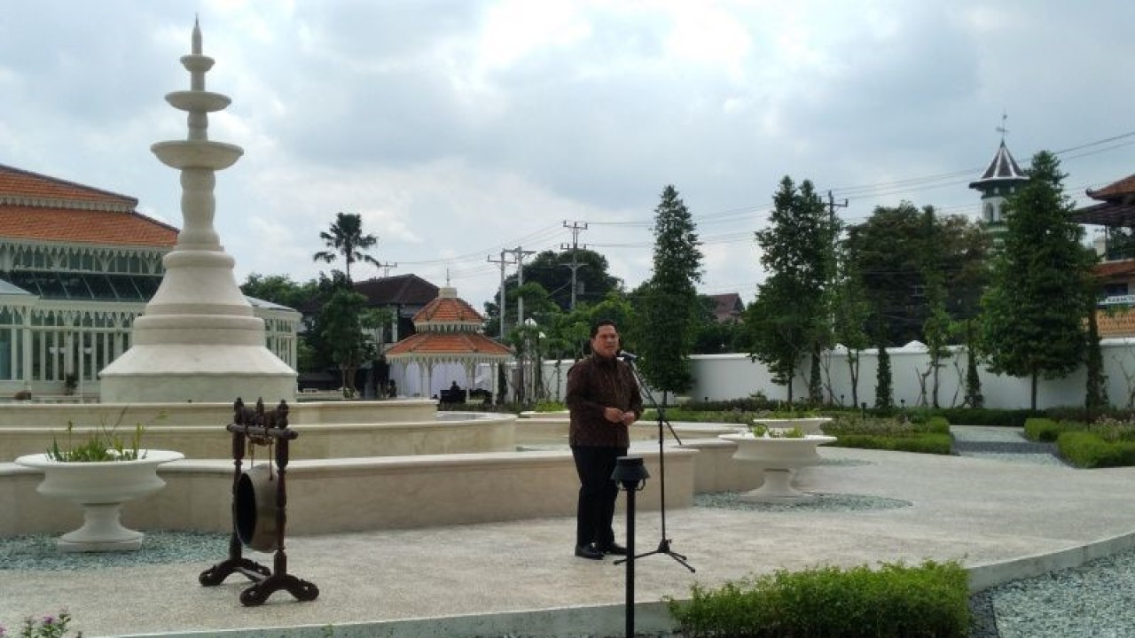 Menteri BUMN RI Erick Thohir saat meresmikan Pracima Tuin Solo, minggu lalu. ANTARA/Aris Wasita