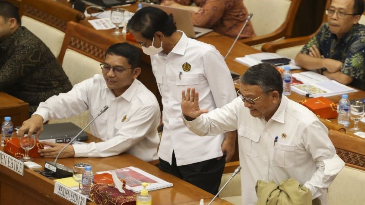 Menteri ESDM Arifin Tasrif (kanan) bersama Sekretaris Jenderal Kementerian ESDM Rida Mulyana (tengah) dan Direktur Jenderal EBTKE Kementrian ESDM Dadan Kusdiana (kiri) melambaikan tangan saat akan mengikuti rapat kerja bersama Komisi VII DPR di Kompleks Parlemen, Senayan, Jakarta, Selasa (24/1/2023). ANTARA FOTO/Rivan Awal Lingga/aww