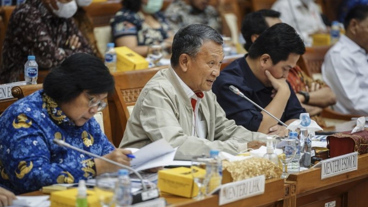 Menteri Energi dan Sumber Daya Mineral (ESDM) Arifin Tasrif (tengah) bersama Menteri Lingkungan Hidup dan Kehutanan (LHK) Siti Nurbaya (kiri) dan Menteri Badan Usaha Milik Negara (BUMN) Erick Thohir (kanan) mengikuti Rapat Kerja (Raker) dengan Komisi VII DPR di Kompleks Parlemen Senayan, Jakarta, Selasa (29/11/2022). ANTARA FOTO/Dhemas Reviyanto/nym.