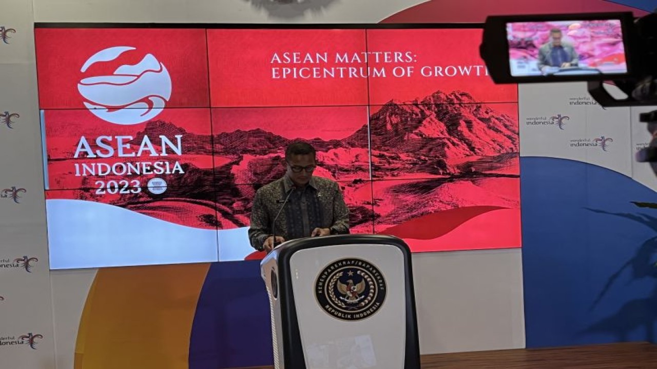 Menteri Pariwisata dan Ekonomi Kreatif Sandiaga Uno alam Weekly Brief with Sandi Uno di Gedung Sapta Pesona, Jakarta, Senin. ANTARA/M. Baqir Idrus Alatas