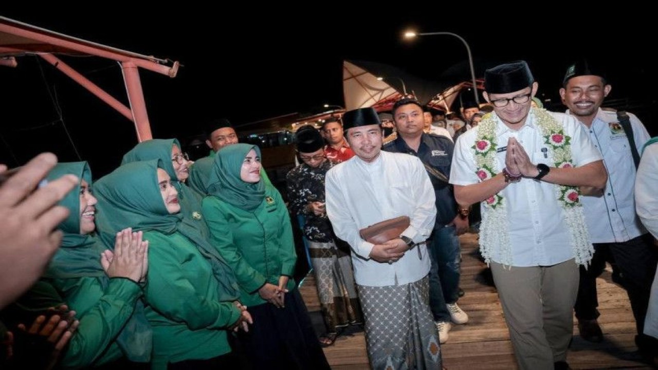 Menteri Pariwisata dan Ekonomi Kreatif Sandiaga Uno saat mengisi sebuah seminar di Kampung Kerapu, Situbondo, Jawa Timur, Sabtu (14/1/2023). ANTARA/HO-Kemenparekraf