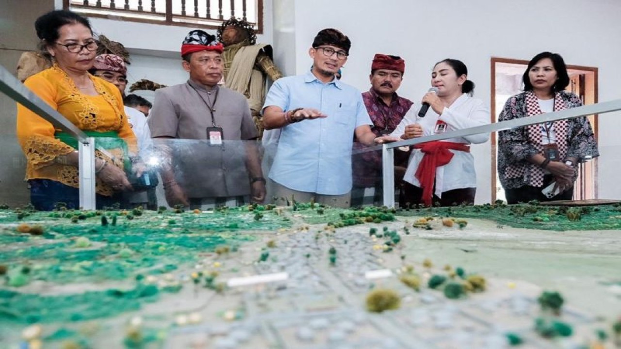 Menteri Pariwisata dan Ekonomi Kreatif Sandiaga Uno saat mengunjungi Museum Subak di Tabanan, Bali, Sabtu (31/12/2022). ANTARA/HO-Kemenparekraf
