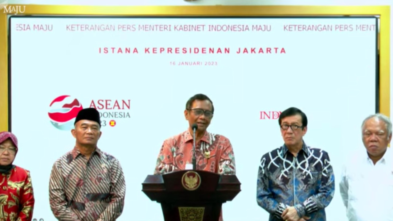 Tangkapan layar - (Kiri-Kanan) Mensos Tri Rismaharini, Menko PMK Muhadjir Effendy, Menkopolhukam Mahfud MD, Menkumham Yasonna H Laoly dan Menteri PUPR Basuki Hadimuljono menyampaikan keterangan kepada wartawan di Kantor Presiden Jakarta, Senin (16/1/2023). ANTARA/Indra Arief