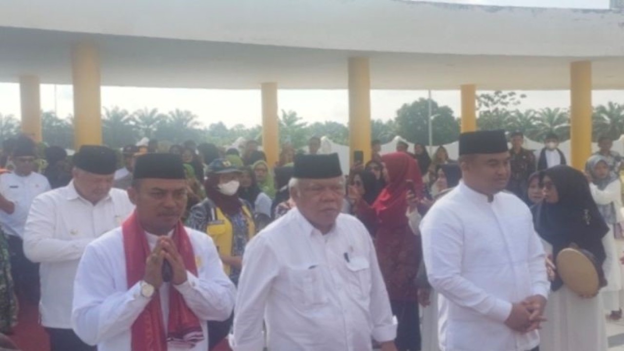 Menteri Pekerjaan Umum dan Perumahan Rakyat (PUPR) Basuki Hadimuljono (tengah) dan Bupati Sutan Riska Tuanku Kerajaan (kanan) saat peresmian Masjid Agung Dharmasraya, Sumatera Barat, Jumat (6/1/2023). (Antara/Ilka Jensen)