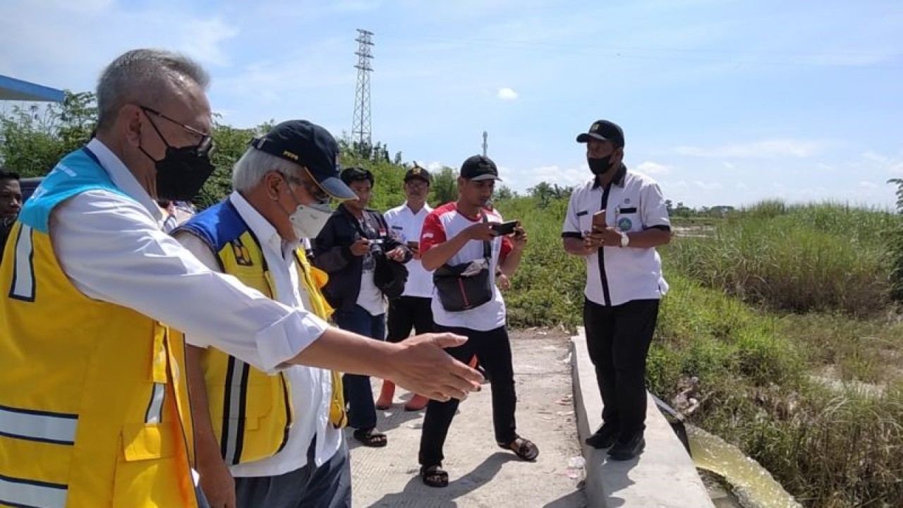 Menteri Pekerjaan Umum dan Perumahan Rakyat (PUPR) Basuki Hadimuljono (dua kiri) saat meninjau polder pengendali banjir di Desa Jati Wetan, Kecamatan Jati, Kabupaten Kudus, Jawa Tengah, Kamis (12/1/2023). ANTARA/Akhmad Nazaruddin Lathif.