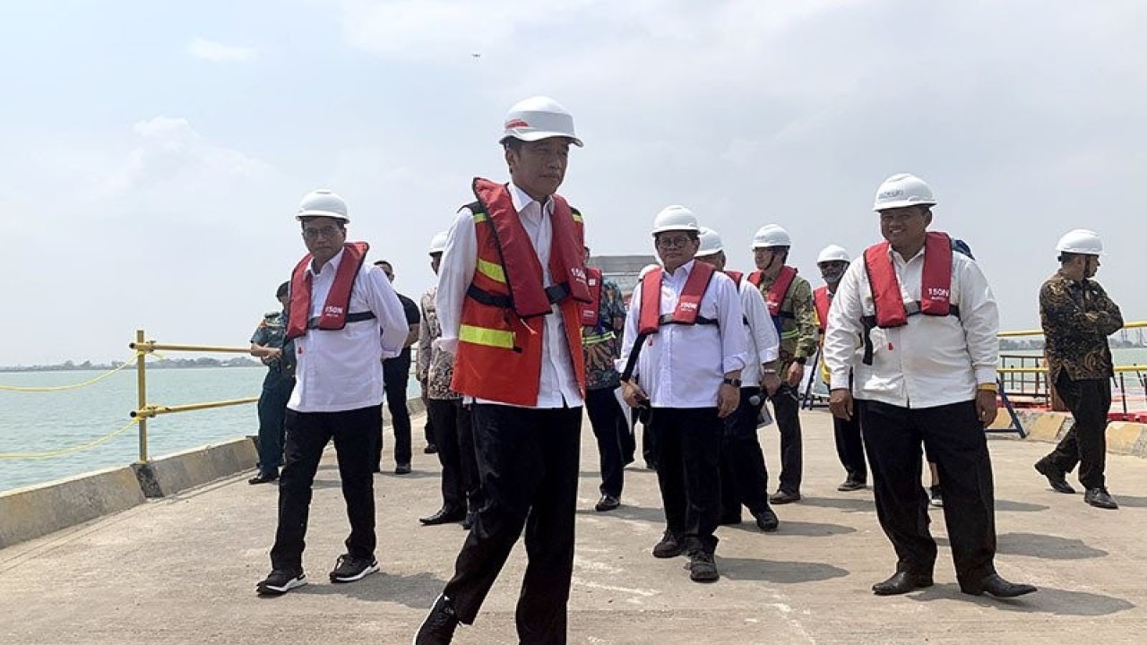 Ilustrasi: Presiden Joko Widodo (depan) meninjau proyek rencana trase jalan tol akses Patimban sepanjang 29,80 km di Subang, Jawa Barat, Jumat (29/11/2019). Konsorsium Jasa Marga ditetapkan sebagai pemrakarsa pengusahaan jalan tol akses Patimban. Sampai sejauh ini pemrakarsa sedang menyusun studi kelayakan basic design, road plan, amdal, serta dokumen perencanaan pengadaan tanah. ANTARA/Hanni Sofia/pri.