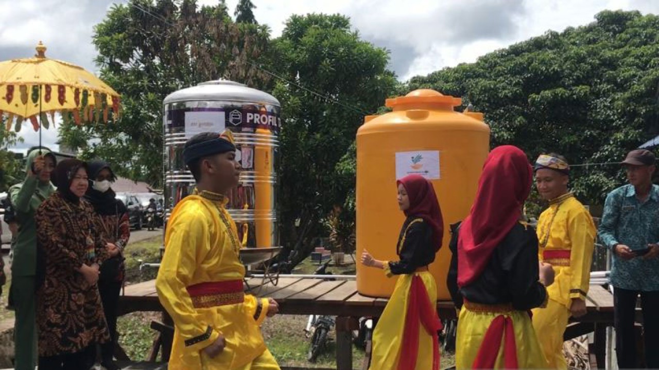 Menteri Sosial Tri Rismaharini dalam peresmian bantuan instalasi air siap minum di Kantor Kepala Desa Atap, Sembakung, Nunukan, Kalimantan Timur, Selasa (24/1/2023). (ANTARA/Devi Nindy)