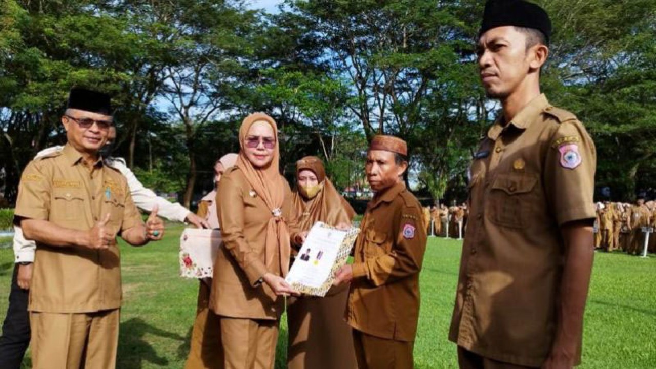 Wakil Bupati Merlan S. Uloli didampingi Sekda Ishak Ntoma menyerahkan piagam penghargaan dari Kementerian Desa, Pembangunan Daerah Tertinggal dan Transmigrasi RI kepada 17 desa mandiri di Kabupaten Bone Bolango, Gorontalo. ANTARA/HO-Diskominfo Bone Bolango