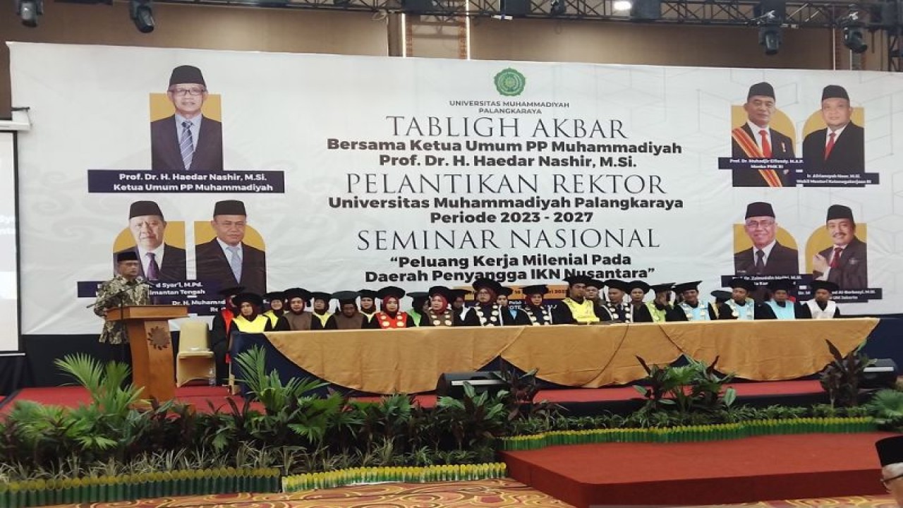 Ketua Umum Pimpinan Pusat (PP) Muhammadiyah, Haedar Nashir saat memberikan sambutan pada pelantikan Rektor Universitas Muhammadiyah Palangka Raya (UMPR), Dr HM Yusuf di Palangka Raya, Selasa (17/1/2023). (ANTARA/Rendhik Andika)