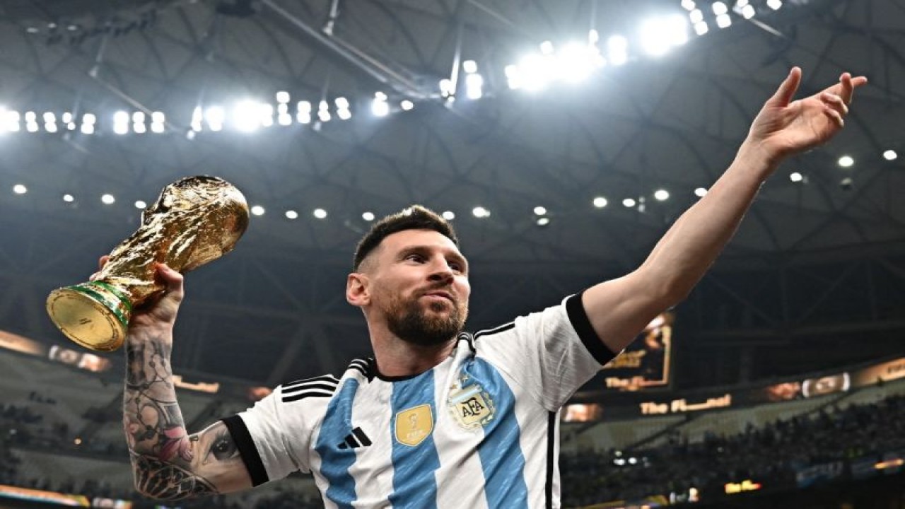 Argentina's captain and forward #10 Lionel Messi, his wife Antonela Roccuzzo and sons Thiago (C) and Ciro pose with the FIFA World Cup Trophy after Argentina won the Qatar 2022 World Cup final football match between Argentina and France at Lusail Stadium in Lusail, north of Doha on December 18, 2022. (Photo by Anne-Christine POUJOULAT / AFP) (AFP/ANNE-CHRISTINE POUJOULAT)