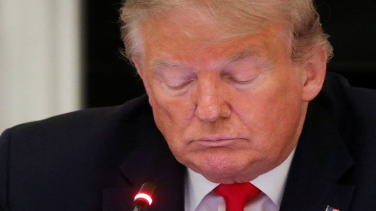 Presiden Amerika Serikat Donald Trump menyentuh layar telepon miliknya pada saat perkiraan tweet dirilis dari akun Twitter miliknya, selama diskusi mengenai pembukaan kembali usana kecil di State Dining Room, Gedung Putih, Washington, Amerika Serikat, Kamis (18/6/2020). ANTARA FOTO/REUTERS/Leah Millis/pras/cfo