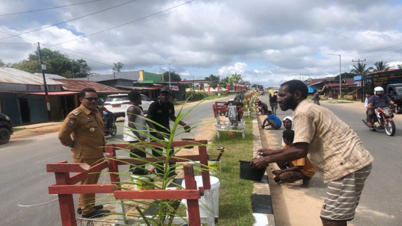 Penjabat Bupati Mappi Michael R. Gomar (kiri-depan) saat melihat langsung proses pengecatan median jalan Irian di Kota Kepi, Selasa (10/1) (ANTARA/HO-Humas Pemkab Mappi)