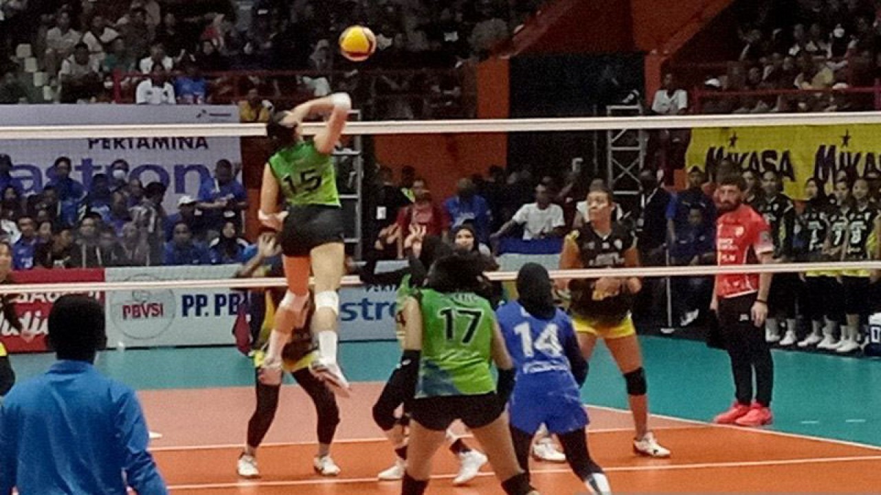 Middle blocker Jakarta Pertamina Fastron dengan nomor punggung 15, Yolla Yuliana melakukan blocking saat menjamu Jakarta Elektrik PLN dalam laga PLN Mobile Proliga 2023 Putaran Pertama Pekan Kedua di GOR Satria, Purwokerto, Kabupaten Banyumas, Sabtu (14/1/2023) petang. ANTARA/Sumarwoto