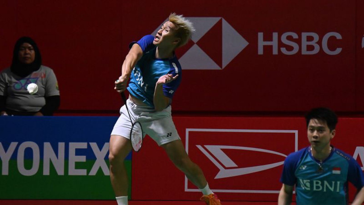 Pebulu tangkis ganda putra Indonesia Marcus Gideon (tengah) didampingi rekannya Kevin Sanjaya (kanan) melakukan smash ke arah pebulu tangkis ganda putra China Liu Yu Chen dan Ou Xuan Yi dalam babak 16 besar turnamen Daihatsu Indonesia Masters 2023 di Istora Gelora Bung Karno, Jakarta, Kamis (26/1/2023). The Minions gagal lolos ke babak selanjutnya karena memutuskan untuk mundur atau retired di set ketiga akibat cedera yang dialami Marcus Gideon saat ganda China unggul dengan skor 19 - 21, 21-8 dan 11-6. ANTARA FOTO/Indrianto Eko Suwarso/aww.