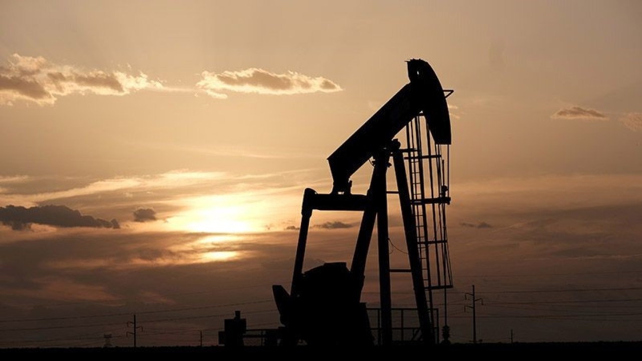 Sebuah pompa minyak bekerja saat matahari terbenam di dekat Midland, Texas, AS, Rabu (21/8/2019). ANTARA/REUTERS/Jessica Lutz/am.