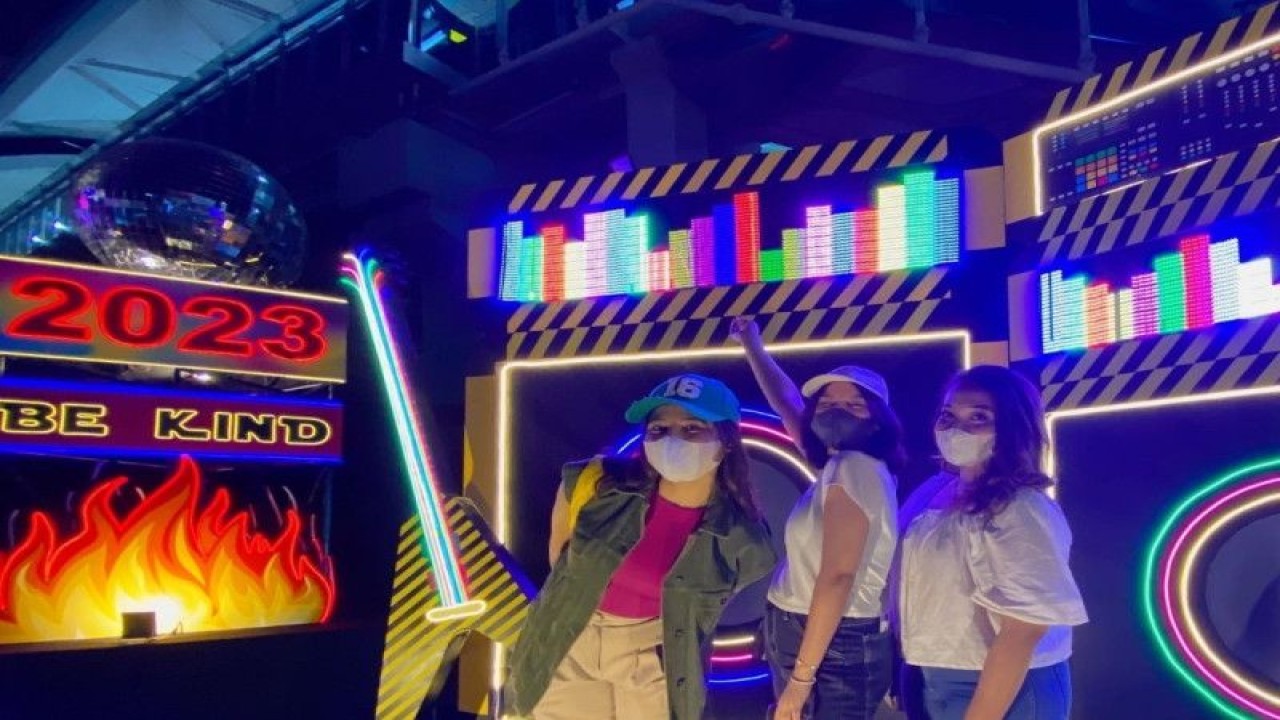 Kendati pemerintah sudah mencabut pemberlakuan pembatasan kegiatan masyarakat (PPKM), namun pengunjung acara malam tahun baru di area Summarecon Mal Kelapa Gading tetap diminta menggunakan masker pada Sabtu (31/12/2022). ANTARA/HO-Summarecon Mal Kelapa Gading