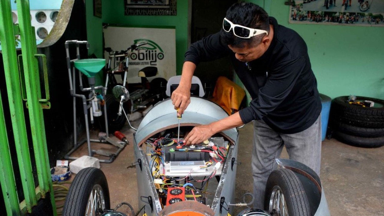 Wiwin Vegas merakit mobil listrik buatannya karena hobinya di dunia elektro. (Istimewa/jogjakota.go.id)