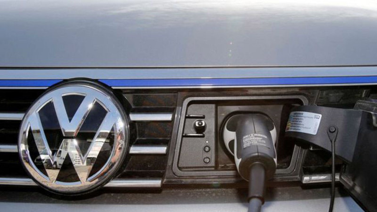 Arsip Foto - Colokan pengisi daya mobil listrik Volkswagen Passat terlihat di stasiun pengisian daya di dealer VW, Berlin, Jerman, Selasa (2/2/2016). ANTARA/REUTERS/Fabrizio Bensch/am.