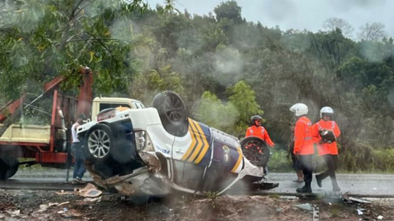 Mobil patwal Dishub Kepri terbalik di Jalan Dompak, Kota Tanjungpinang, Selasa (31/1/2023). (ANTARA/Ogen)