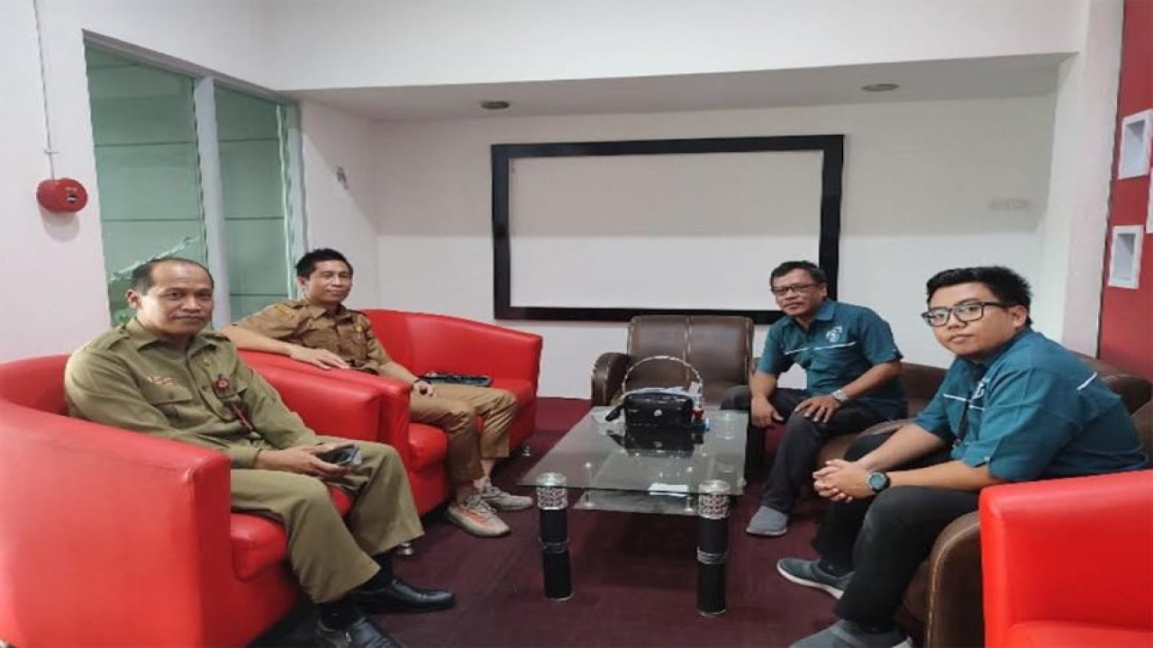 Kepala Dinas Komunikasi, Informatika dan Persandian Barito Utara Mochamad Ikhsan menerima kunjungan salah satu provider di Muara Teweh, Jumat (13/1/2023).ANTARA/HO-Dinas Kominfosandi Barito Utara