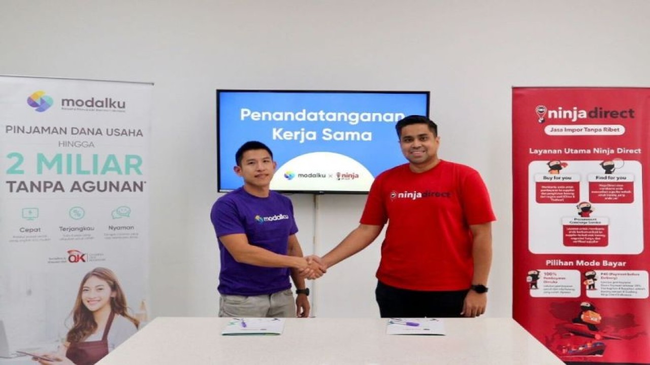 Head of Growth Modalku Arthur Adisusanto bersama Vice President Ninja Direct M Andhithaurik Putera. (ANTARA/HO-Modalku)