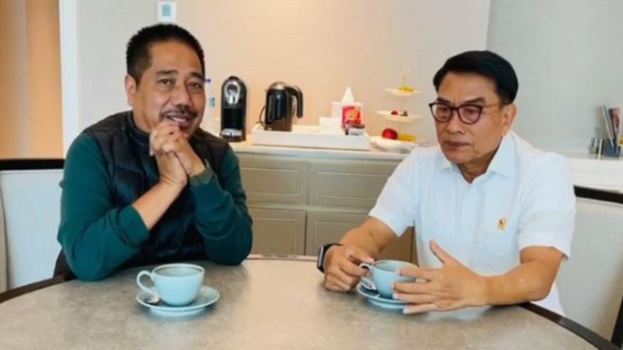 Kepala Staf Kepresidenan RI Jenderal TNI (Purn) Moeldoko (kanan) saat berbincang dengan akademisi Unair Suko Widodo di Surabaya, Jumat (6/1/2023). (ANTARA/Willi Irawan)