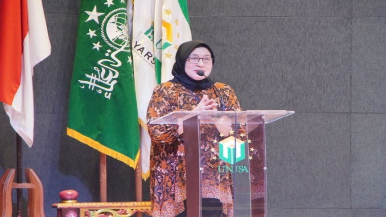 Menteri Kesehatan RI periode 2014-2019 Nila F Moeloek menjadi pembicara di kegiatan studium generale yang digelar Fakultas Kedokteran Universitas Nahdlatul Ulama Surabaya, Jumat (13/1/2023). ANTARA/HO-Humas Unusa.