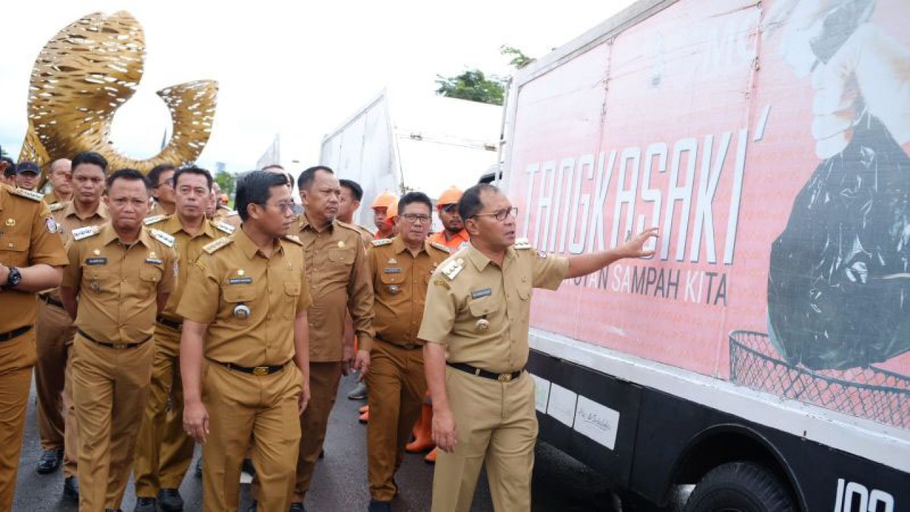 Wali Kota Makassar Moh Ramdhan Pomanto meninjau truk pengangkut sampah di Makassar, Senin (9/1/2023). ANTARA/HO-Pemkot Makassar