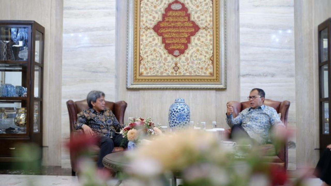 Wali Kota Makassar Moh Ramdhan Pomanto bersama CEO Humas Indonesia Asmono Wikan membahas rencana pelaksanaan IGA 2023 di Makassar. ANTARA/HO-Pemkot Makassar